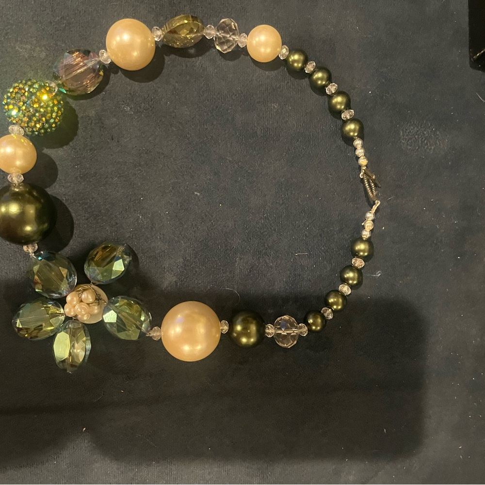 Elegant Pearl and Crystal Necklace